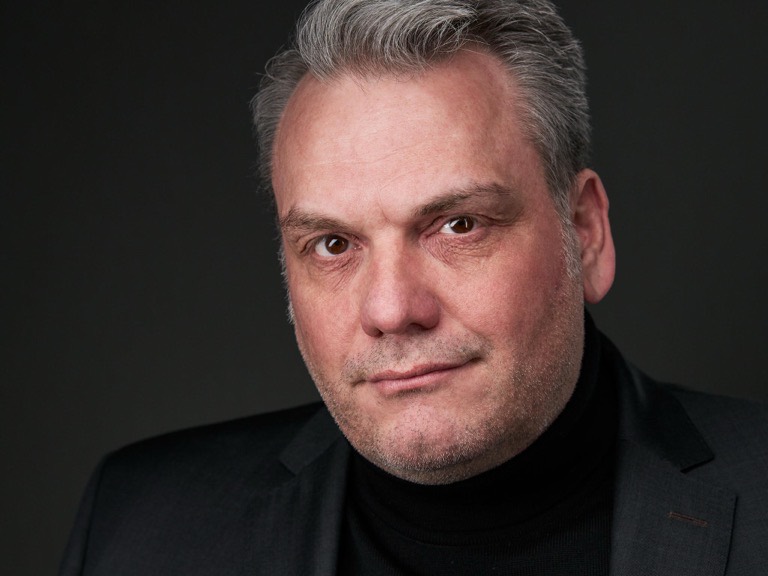 Bewerbungsfoto eines Mannes im Rollkragenpullover, professionelles Business-Portrait von Christian Volk