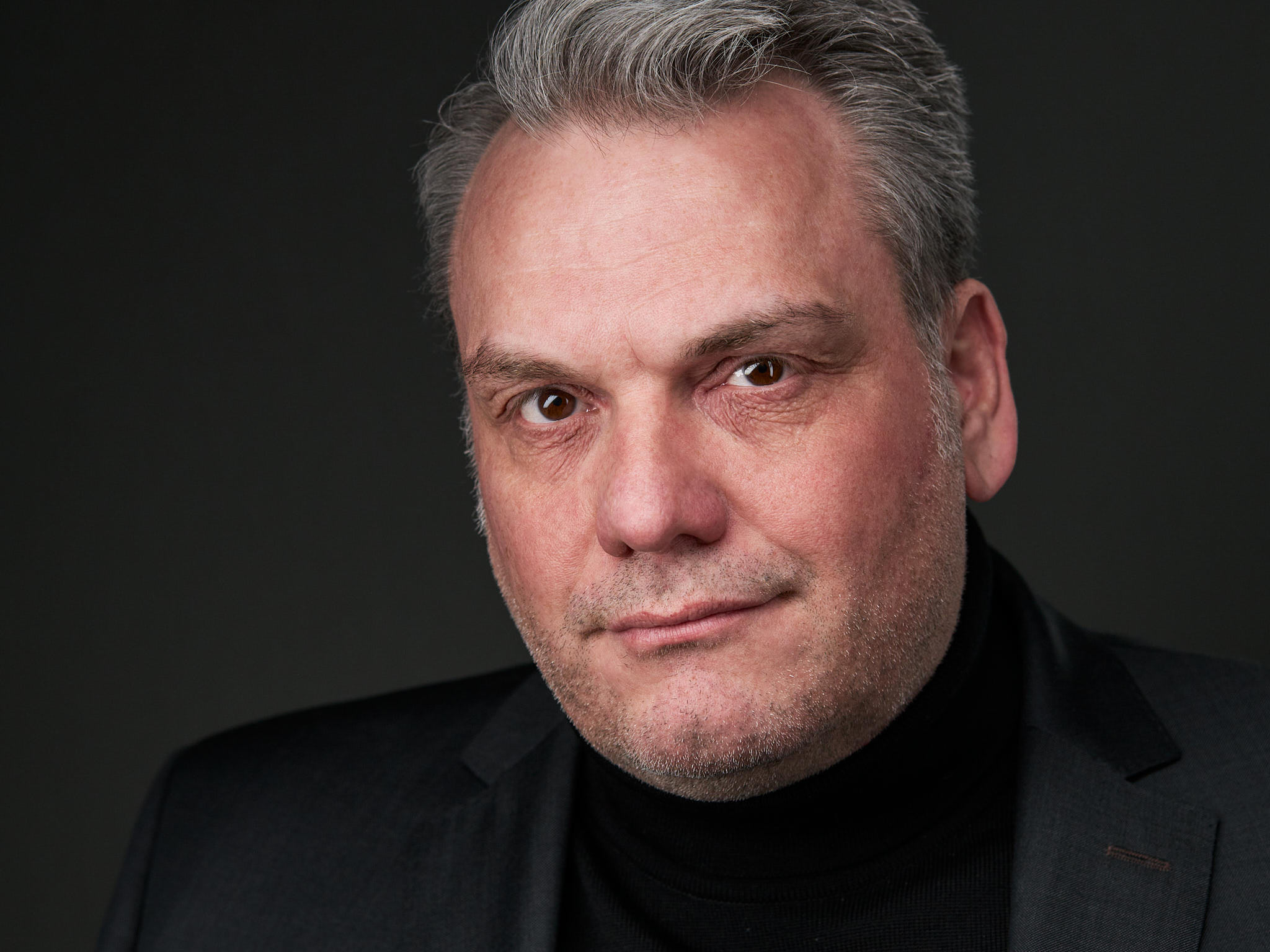 Bewerbungsfoto eines Mannes im Rollkragenpullover, professionelles Business-Portrait von Christian Volk