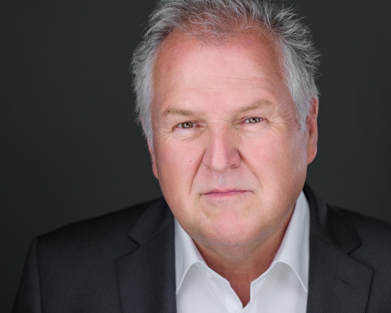 Bewerbungsfoto eines Mannes im Anzug mit weißem Hemd, professionelles Business-Portrait von Christian Volk