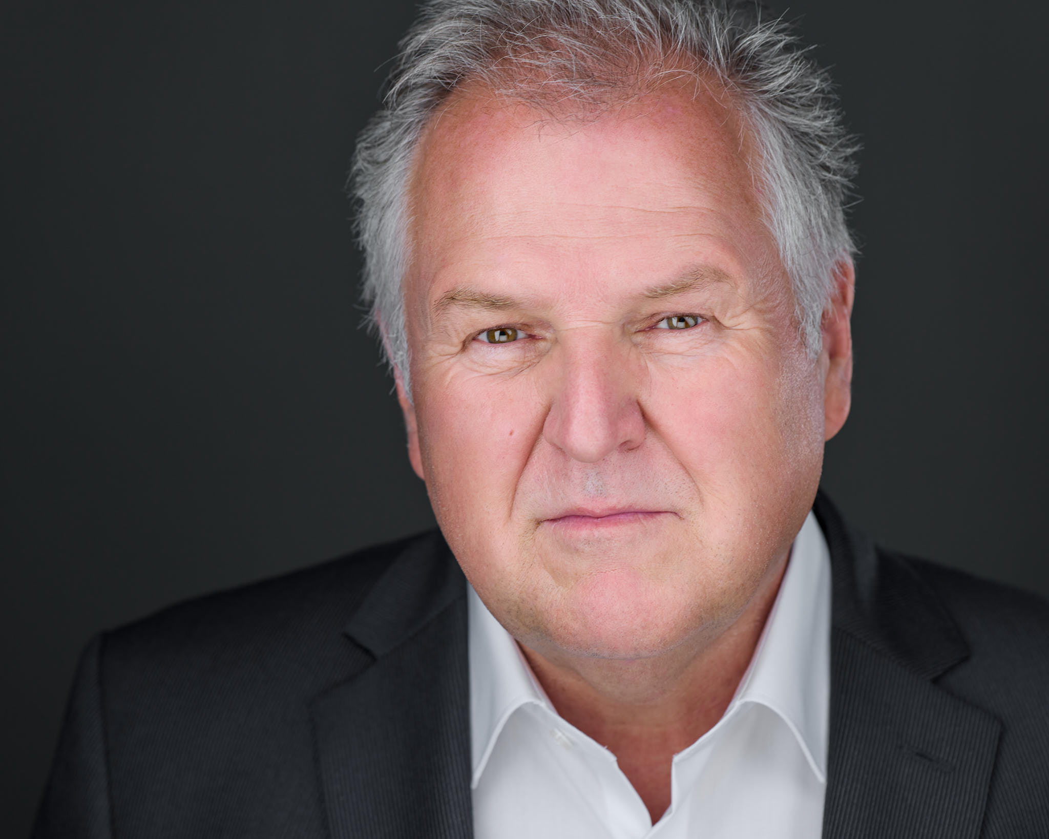 Bewerbungsfoto eines Mannes im Anzug mit weißem Hemd, professionelles Business-Portrait von Christian Volk