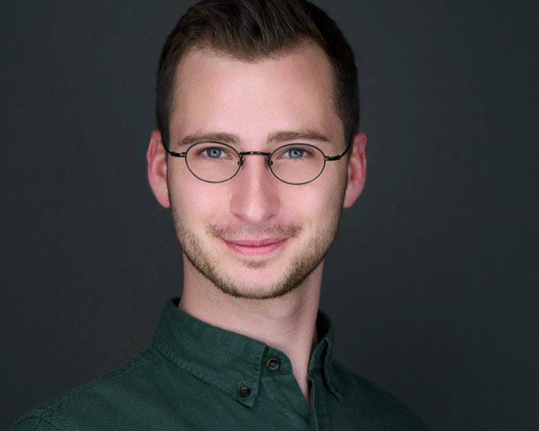 Personal-Branding-Portrait eines jungen Mannes mit Brille und grünem Hemd, fotografiert von Christian Volk