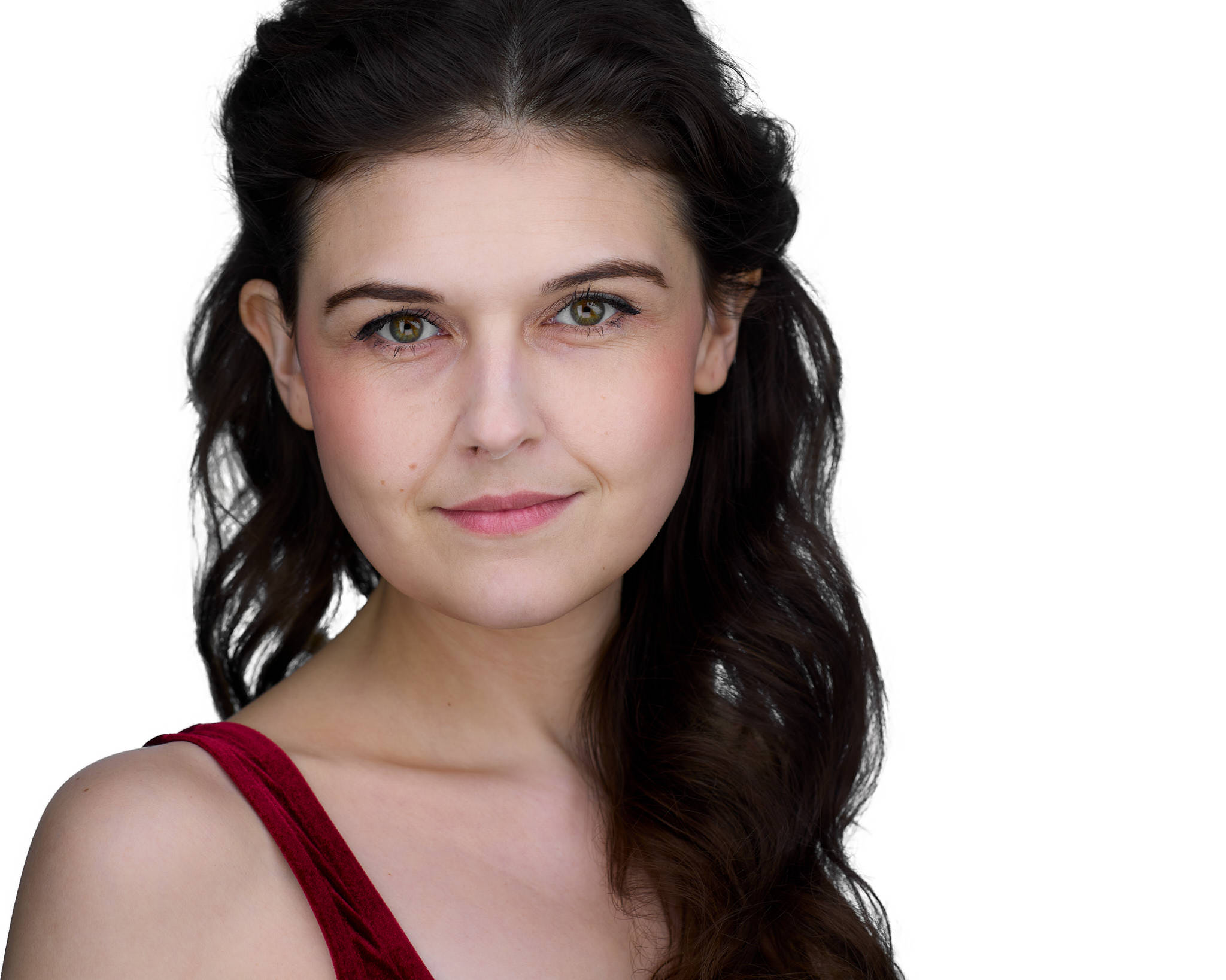Schauspieler-Headshot einer Frau mit dunklem Haar vor weißem Hintergrund, fotografiert von Christian Volk